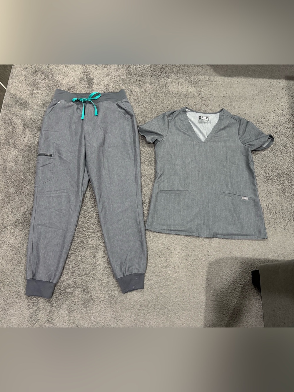 Medium FIGS Graphite Scrub Set